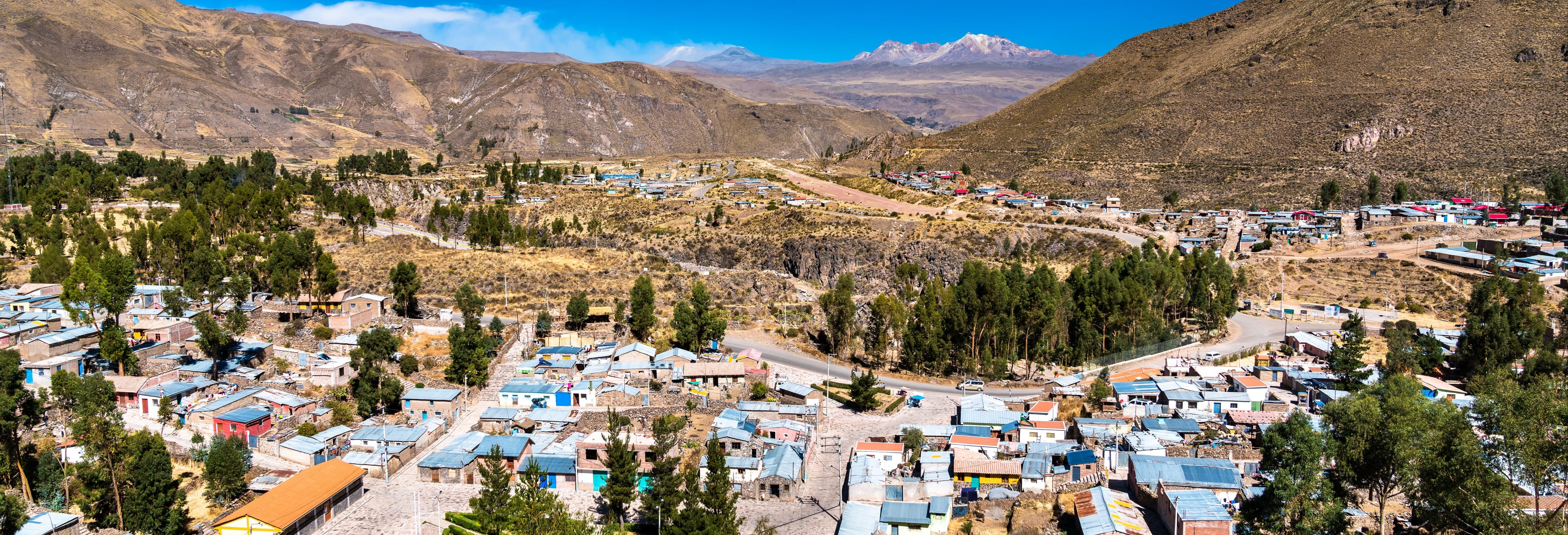 Panorámica de pueblo andino en los Andes peruanos